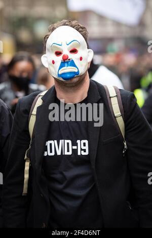 Un uomo che indossa una maschera prende parte durante il carnevale