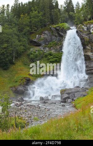 Cascata di Steinsdalfossen. Norvegia. Estate. Cascata tra la foresta sulle rocce Foto Stock