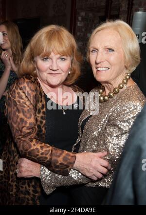 Lesley Nicolo e Mary Berry partecipano al lancio della Downton Abbey Season 5, al Cineworld, Leicester Square, Londra Foto Stock