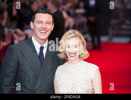 Luke Evans e Sarah Gadon partecipano alla prima Dracula Untold all'Odeon, Leicester Square - Londra Foto Stock