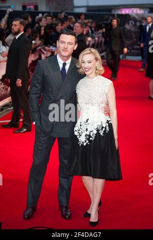 Luke Evans e Sarah Gadon partecipano alla prima Dracula Untold all'Odeon, Leicester Square - Londra Foto Stock