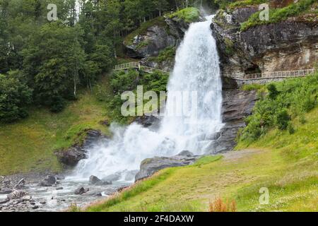 Cascata di Steinsdalfossen. Norvegia. Estate. Cascata tra la foresta Foto Stock