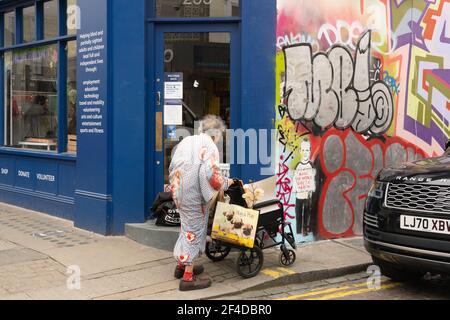 Il mercato di Portobello sulla strada di Portobello è una strada nella Notting Hill distretto del Royal Borough di Kensington e. Chelsea nella parte ovest di Londra Foto Stock