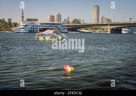 Cairo, Egitto, 5 gennaio 2015 - acqua taxi e inquinamento plastica sul fiume Nilo, Egitto Foto Stock