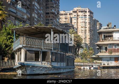Cairo, Egitto, 5 gennaio 2015 - una vecchia barca sul fiume Nilo, il Cairo, Egitto Foto Stock