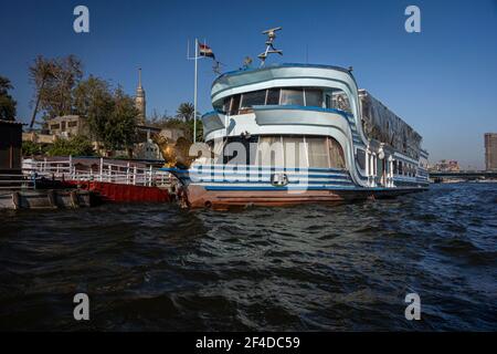Cairo, Egitto, 5 gennaio 2015 - una nave sul fiume Nilo al Cairo, Egitto Foto Stock