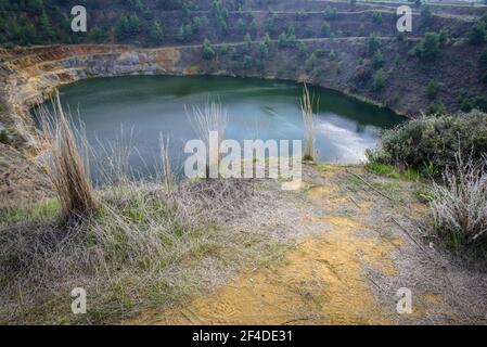 Lago in miniera aperta abbandonata del Nord Mathiatis, Cipro. Quest'area è ricca di depositi di rame e solfuro Foto Stock