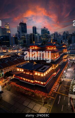 Skyline della città e Tempio Reliquico del dente del Buddha illuminato per il Capodanno cinese, Singapore Foto Stock