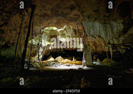 Grotte di Kiwengwa sull'isola di Zanzibar in Tanzania, adorano gli antenati della gente del posto, doni alle pietre sante, stalagmiti e stalattiti formate dal dissolv dell'acqua Foto Stock