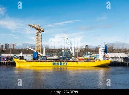 Nave di sollevamento pesante Happy River ormeggiato al Shepherd Offshore Technology Park a Walker vicino a Newcastle, Inghilterra nord-orientale, Regno Unito Foto Stock