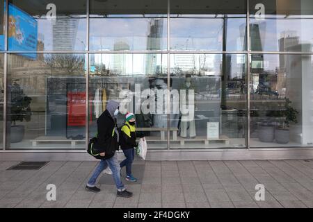 (210320) -- VARSAVIA, 20 marzo 2021 (Xinhua) -- le persone che indossano maschere facciali passano davanti a un negozio chiuso nel centro di Varsavia, Polonia, il 20 marzo 2021. Il governo della Polonia ha annunciato un nuovo blocco parziale a livello nazionale venerdì dopo che il numero complessivo di casi COVID-19 dall'inizio della pandemia ha superato i due milioni nel paese. A partire da sabato, solo un numero selezionato di negozi - tra cui supermercati e farmacie -- situati in centri commerciali con oltre 2,000 metri quadrati di spazio al dettaglio sono autorizzati a operare. Cinema, teatri e musei dovranno rimanere chiusi, e le scuole Foto Stock