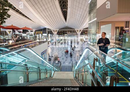 Uomo sulla scala mobile accanto alle scale, aeroporto internazionale di Tokyo, Giappone Foto Stock