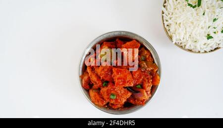 Pollo indiano Chili secco isolato su bianco, fuoco selettivo Foto Stock