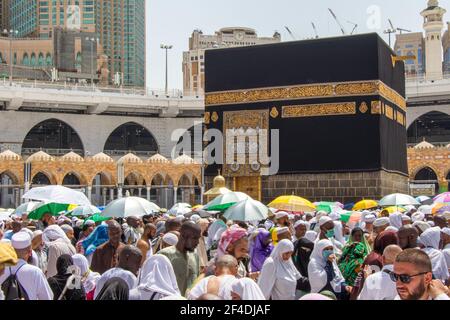 Folla di persone che camminano intorno a Kaaba. Pellegrini musulmani nel cortile del Masjid Haram in Mecca. Foto Stock