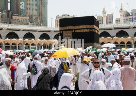 Folla di persone che camminano intorno a Kaaba. Pellegrini musulmani nel cortile del Masjid Haram in Mecca. Foto Stock