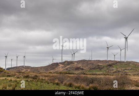 Ballybane, Cork, Irlanda. 20 Marzo 2021. Turbine eoliche sulla montagna a Ballybane in Cork Ovest. In totale ci sono 21 turbine che possono alimentare in media circa 40,000 case all'anno. - credito; David Creedon / Alamy Live News Foto Stock