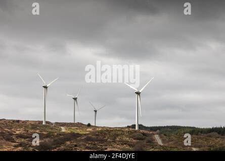 Ballybane, Cork, Irlanda. 20 Marzo 2021. Turbine eoliche sulla montagna a Ballybane in Cork Ovest. In totale ci sono 21 turbine che possono alimentare in media circa 40,000 case all'anno. - credito; David Creedon / Alamy Live News Foto Stock