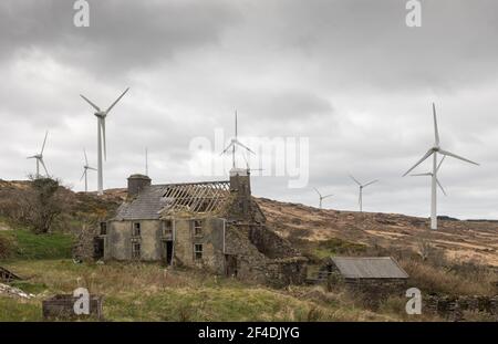 Ballybane, Cork, Irlanda. 20 Marzo 2021. Turbine eoliche sulla montagna a Ballybane in Cork Ovest. In totale ci sono 21 turbine che possono alimentare in media circa 40,000 case all'anno. - credito; David Creedon / Alamy Live News Foto Stock