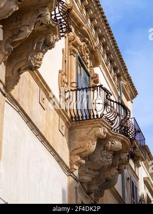 Scultura in pietra dei balconi del barocco Palazzo Beneventano, Scicli Foto Stock