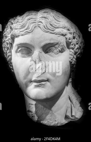 Foto in bianco e nero di antica femmina romana busto in rovine Foto Stock