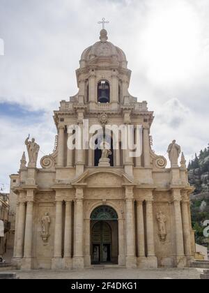 La facciata tardo-barocca di San Bartolomeo, Scicli Foto Stock