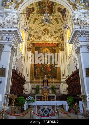 Altare maggiore della chiesa tardo-barocca di San Bartolomeo, Scicli Foto Stock