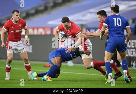 Il francese Virimi Vakatawa (centro a sinistra) affronta George North del Galles durante la partita Guinness Six Nations allo Stade de France, Parigi. Data immagine: Sabato 20 marzo 2021. Foto Stock