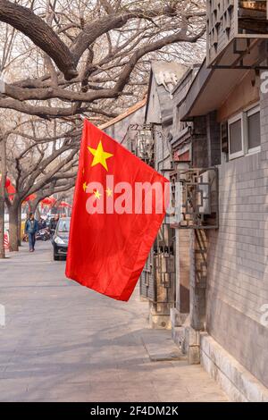 Bandiera cinese su un vecchio muro vicino alla Città Proibita a Pechino, Cina nel marzo 2018. Foto Stock