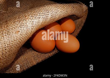 Uova di pollo biologiche fresche in sacco di burlap Foto Stock