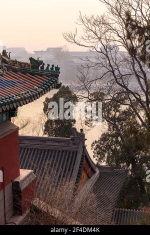 Bella tradizionale architettura cinese Qing-era al parco Behai a Pechino, Cina nel maggio 2018 Foto Stock