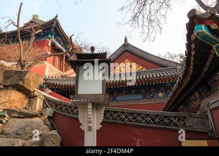 Bella tradizionale architettura cinese Qing-era al parco Behai a Pechino, Cina nel maggio 2018 Foto Stock