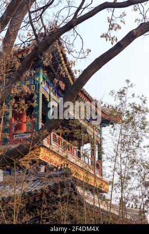 Bella tradizionale architettura cinese Qing-era al parco Behai a Pechino, Cina nel maggio 2018 Foto Stock