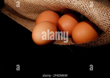 Uova di pollo biologiche fresche in sacco di burlap Foto Stock