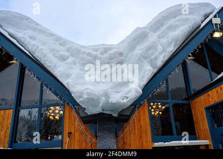 Neve estremamente spessa e icicletta accumulata sul tetto di un edificio nella British Columbia, Canada Foto Stock