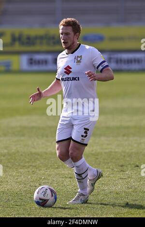 BURTON SU TRENT, REGNO UNITO. 20 MARZO. Dean Lewington di Milton Keynes Dons in azione durante la partita Sky Bet League 1 tra Burton Albion e MK Dons allo Stadio Pirelli, Burton upon Trent, sabato 20 marzo 2021. (Credit: James HolyOak | MI News) Credit: MI News & Sport /Alamy Live News Foto Stock