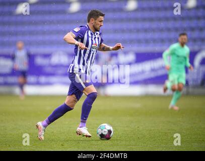 Aue, Germania. 20 Marzo 2021. Calcio: 2. Bundesliga, FC Erzgebirge Aue - SV Sandhausen, Matchday 26, a Erzgebirgsstadion. Pascal Testroet di Aue gioca la palla. Credito: Robert Michael/dpa-Zentralbild/dpa - NOTA IMPORTANTE: In conformità con le norme del DFL Deutsche Fußball Liga e/o del DFB Deutscher Fußball-Bund, è vietato utilizzare o utilizzare fotografie scattate nello stadio e/o della partita sotto forma di sequenze fotografiche e/o serie fotografiche di tipo video./dpa/Alamy Live News Foto Stock