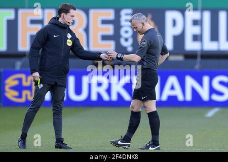 SITTARD, PAESI BASSI - MARZO 20: Quarto ufficiale Robin Gansner e arbitro Bjorn Kuipers durante la partita olandese Eredivisie tra Fortuna Sittard e Foto Stock