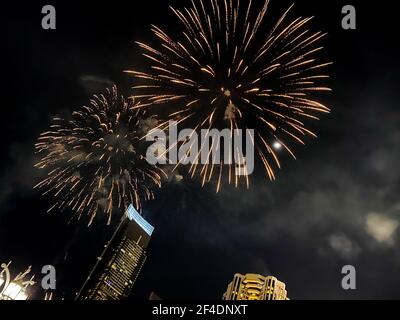 Fuochi d'artificio in vari colori sul cielo scuro in serata Di Capodanno Foto Stock