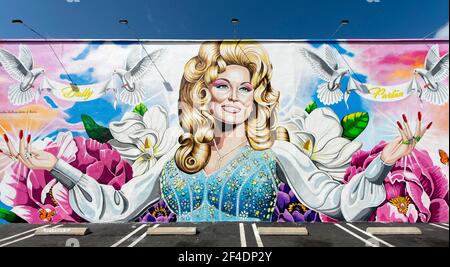 20 marzo 2021, Costa Mesa, California, USA - il murale dell'artista David Gilmore del DOLLY PARTON, dedicato agli operatori sanitari di prima linea dell'America, adorna il lato del Strut Bar & Club sulla 19th Street in Costa Mesa. La signora Parton ha donato un milione di dollari al Vanderbilt University Medical Center lo scorso anno per aiutare la ricerca sul coronavirus. Vanderbilt ha continuato ad aiutare nello sviluppo e nel test del vaccino moderna COVID-19, e il 2 marzo, Parton ha ottenuto una dose del proprio farmaco quando ha ricevuto la prima di due vaccinazioni Moderna.(Credit Image: © Brian Cahn/ZUMA Wire) Foto Stock