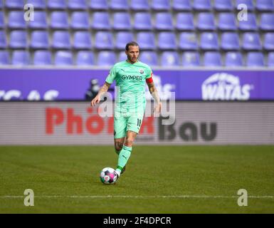 Aue, Germania. 20 Marzo 2021. Calcio: 2. Bundesliga, FC Erzgebirge Aue - SV Sandhausen, Matchday 26, a Erzgebirgsstadion. Dennis Diekmeier di Sandhausen gioca la palla. Credito: Robert Michael/dpa-Zentralbild/dpa - NOTA IMPORTANTE: In conformità con le norme del DFL Deutsche Fußball Liga e/o del DFB Deutscher Fußball-Bund, è vietato utilizzare o utilizzare fotografie scattate nello stadio e/o della partita sotto forma di sequenze fotografiche e/o serie fotografiche di tipo video./dpa/Alamy Live News Foto Stock