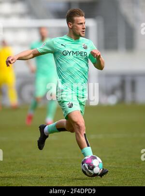 Aue, Germania. 20 Marzo 2021. Calcio: 2. Bundesliga, FC Erzgebirge Aue - SV Sandhausen, Matchday 26, a Erzgebirgsstadion. Julius Biada di Sandhausen gioca la palla. Credito: Robert Michael/dpa-Zentralbild/dpa - NOTA IMPORTANTE: In conformità con le norme del DFL Deutsche Fußball Liga e/o del DFB Deutscher Fußball-Bund, è vietato utilizzare o utilizzare fotografie scattate nello stadio e/o della partita sotto forma di sequenze fotografiche e/o serie fotografiche di tipo video./dpa/Alamy Live News Foto Stock