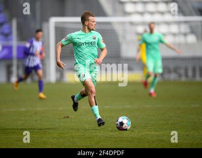 Aue, Germania. 20 Marzo 2021. Calcio: 2. Bundesliga, FC Erzgebirge Aue - SV Sandhausen, Matchday 26, a Erzgebirgsstadion. Julius Biada di Sandhausen gioca la palla. Credito: Robert Michael/dpa-Zentralbild/dpa - NOTA IMPORTANTE: In conformità con le norme del DFL Deutsche Fußball Liga e/o del DFB Deutscher Fußball-Bund, è vietato utilizzare o utilizzare fotografie scattate nello stadio e/o della partita sotto forma di sequenze fotografiche e/o serie fotografiche di tipo video./dpa/Alamy Live News Foto Stock