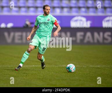 Aue, Germania. 20 Marzo 2021. Calcio: 2. Bundesliga, FC Erzgebirge Aue - SV Sandhausen, Matchday 26, a Erzgebirgsstadion. Dennis Diekmeier di Sandhausen gioca la palla. Credito: Robert Michael/dpa-Zentralbild/dpa - NOTA IMPORTANTE: In conformità con le norme del DFL Deutsche Fußball Liga e/o del DFB Deutscher Fußball-Bund, è vietato utilizzare o utilizzare fotografie scattate nello stadio e/o della partita sotto forma di sequenze fotografiche e/o serie fotografiche di tipo video./dpa/Alamy Live News Foto Stock