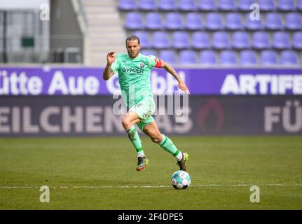 Aue, Germania. 20 Marzo 2021. Calcio: 2. Bundesliga, FC Erzgebirge Aue - SV Sandhausen, Matchday 26, a Erzgebirgsstadion. Dennis Diekmeier di Sandhausen gioca la palla. Credito: Robert Michael/dpa-Zentralbild/dpa - NOTA IMPORTANTE: In conformità con le norme del DFL Deutsche Fußball Liga e/o del DFB Deutscher Fußball-Bund, è vietato utilizzare o utilizzare fotografie scattate nello stadio e/o della partita sotto forma di sequenze fotografiche e/o serie fotografiche di tipo video./dpa/Alamy Live News Foto Stock