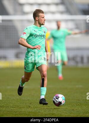 Aue, Germania. 20 Marzo 2021. Calcio: 2. Bundesliga, FC Erzgebirge Aue - SV Sandhausen, Matchday 26, a Erzgebirgsstadion. Julius Biada di Sandhausen gioca la palla. Credito: Robert Michael/dpa-Zentralbild/dpa - NOTA IMPORTANTE: In conformità con le norme del DFL Deutsche Fußball Liga e/o del DFB Deutscher Fußball-Bund, è vietato utilizzare o utilizzare fotografie scattate nello stadio e/o della partita sotto forma di sequenze fotografiche e/o serie fotografiche di tipo video./dpa/Alamy Live News Foto Stock