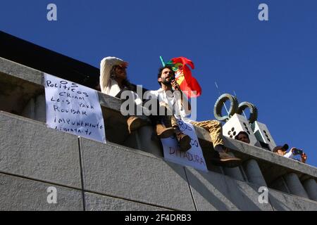 Lisbona, Portogallo. 20 Marzo 2021. Un manifestante che ha parlato con i colleghi durante la manifestazione. Attivisti e persone hanno tenuto una dimostrazione contro le attuali restrizioni relative alla malattia del coronavirus (COVID-19) in un Rally Mondiale per la libertà. (Foto di Jorge Castellanos/SOPA Images/Sipa USA) Credit: Sipa USA/Alamy Live News Foto Stock