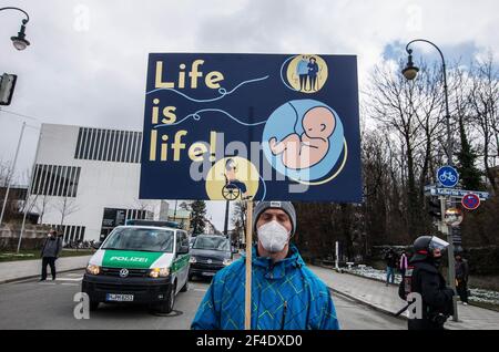 Monaco, Baviera, Germania. 20 Marzo 2021. Il gruppo marzo per la vita si è riunito all'Odeonsplatz di Monaco, terminando a Koenigsplatz, mostrando stretti legami con i ribelli Corona e Querdenker nella struttura organizzativa, nonché con i partecipanti. Numerosi attivisti hanno protestato contro il gruppo, affermando che gli aborti erano diritti umani e sostegno alla consulenza sulla gravidanza. Credit: Sachelle Babbar/ZUMA Wire/Alamy Live News Foto Stock