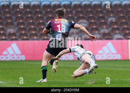 LONDRA, REGNO UNITO. 20 marzo 2021. Luke Northmore of Harlequins viene affrontato durante il GALagher Premiership Rugby Match Round 14 tra Harlequins e Gloucester Rugby al Twickenham Stoop Stadium sabato 20 marzo 2021. LONDRA, INGHILTERRA. Credit: Taka G Wu/Alamy Live News Foto Stock