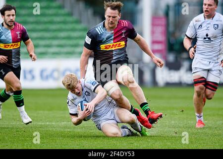 LONDRA, REGNO UNITO. 20 marzo 2021. Charlie Chapman of Gloucester è affrontato da Alex Dombrandt di Harlequins (a destra) durante il Gallagher Premiership Rugby Match Round 14 tra Harlequins vs Gloucester Rugby al Twickenham Stoop Stadium sabato 20 marzo 2021. LONDRA, INGHILTERRA. Credit: Taka G Wu/Alamy Live News Foto Stock