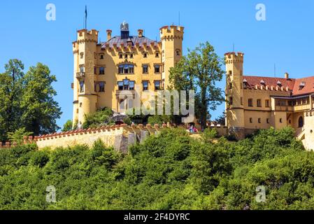 Castello di Hohenschwangau in Germania. Schloss Hohenschwangau è un famoso punto di riferimento delle Alpi bavaresi. Vista panoramica del vecchio castello tedesco, il palazzo del re Ludwig Foto Stock